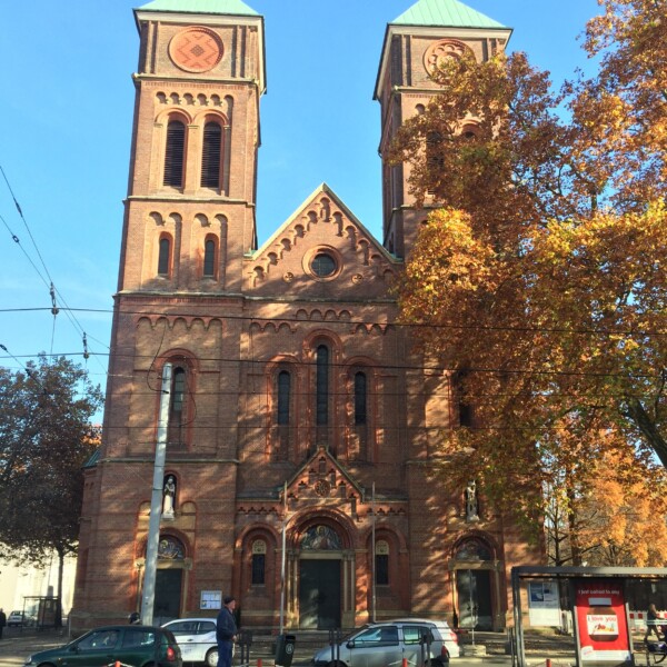 Die Kirche steht an einem Herbsttag im Sonnenschein.