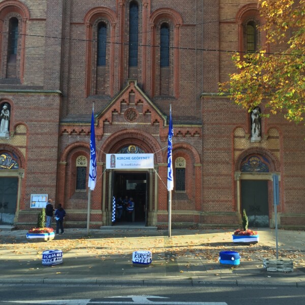 Der Eingang der St.-Josephs-Kirche ist in den Schalker Vereinsfarben geschmückt.