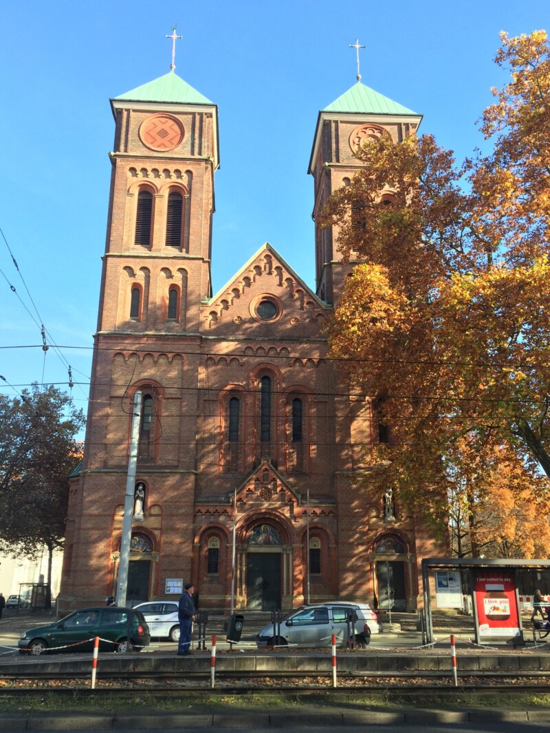 Die Kirche steht an einem Herbsttag im Sonnenschein.
