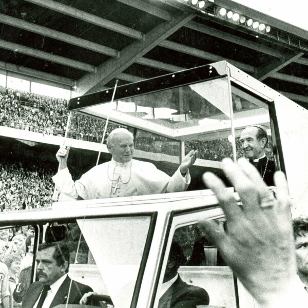 Papst Johannes Paul II. wird in seinem Papamobil durch das voll besetzte Parkstadion gefahren.