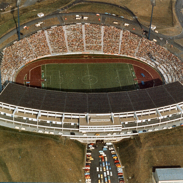 Eine Luftbildaufnahme des vollbesetzten Parkstadions.