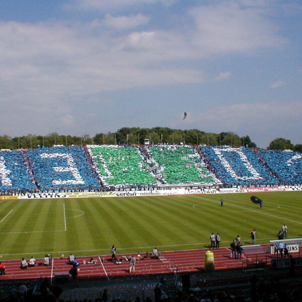 Auf der Gegengeraden des Parkstadions veranstalten die Fans zum letzten Spiel eine Choreo. Sie zeigt ein Spielfeld eingerahmt von den Zahlen 73 und 01.